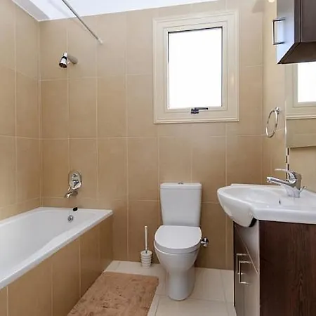 Athina - Modern And Comfortable With Air Conditioning And Private Pool ! Free Wifi * Paralimni